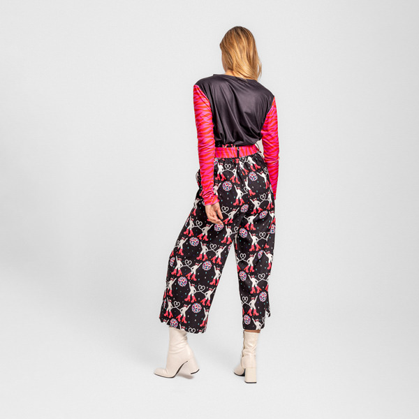 CAMISETA SENCILLA GATA CON BOTAS