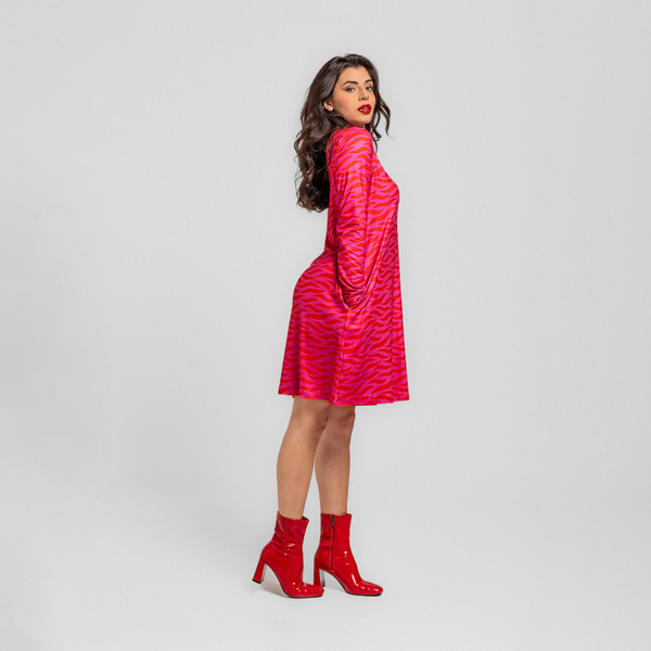 VESTIDO CORTE A GATA CON BOTAS