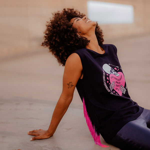 CAMISETA-ESQUELETO-ABRAZO