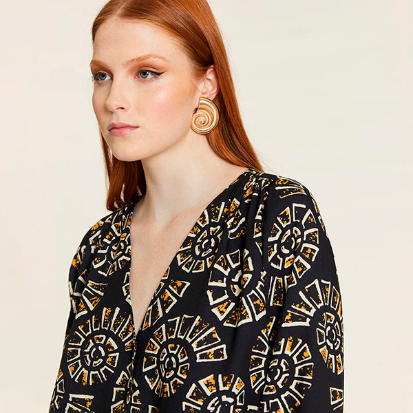 Camisa-Caracolas-Cuello-Pico