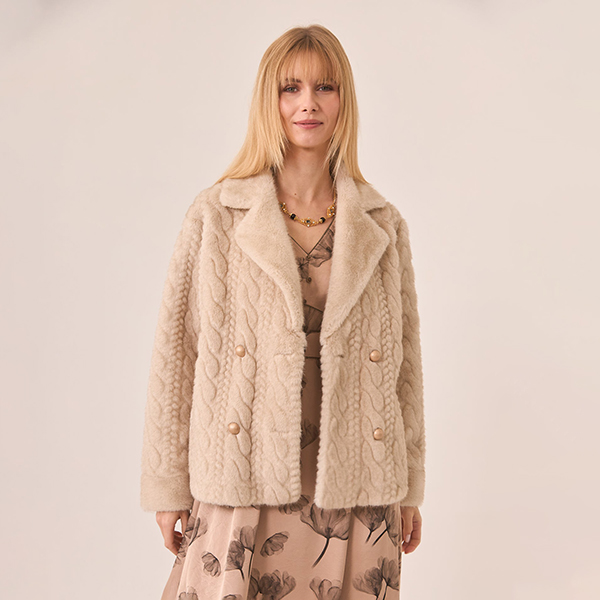 Abrigo-Corto-Solapas-Trenzas