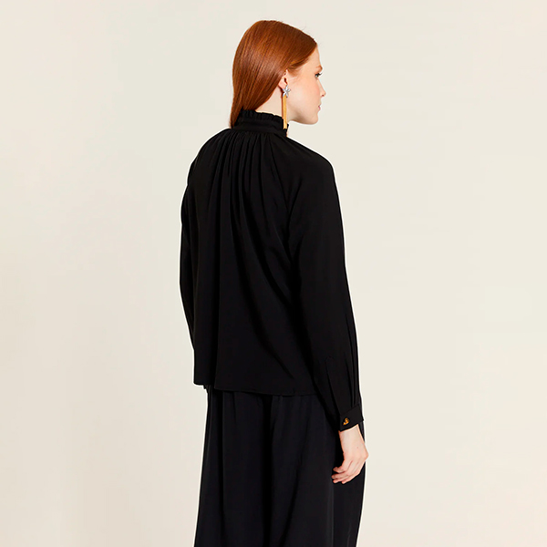 Blusa-Cuello-Alto-Negra