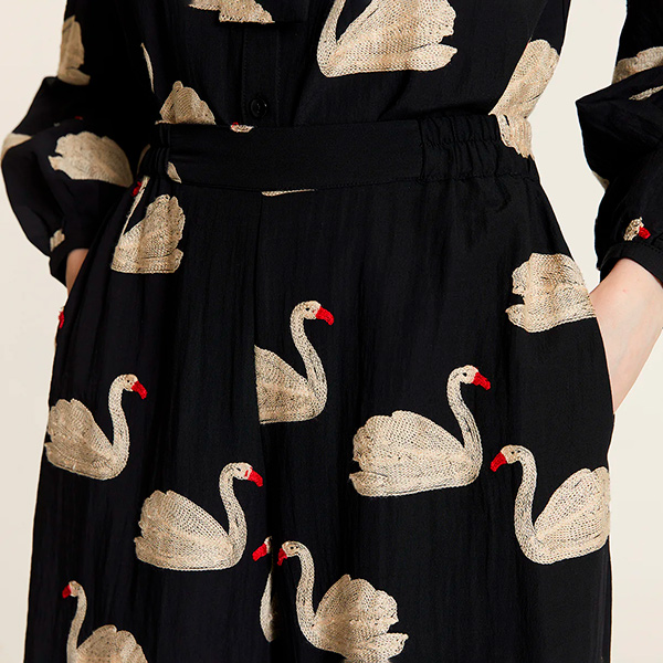 Pantalón-Bordado-Cisnes