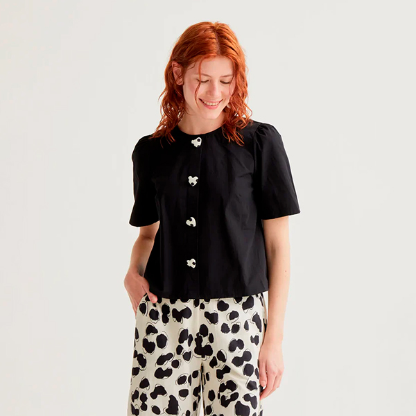 Camisa-negra-botones-Corazones