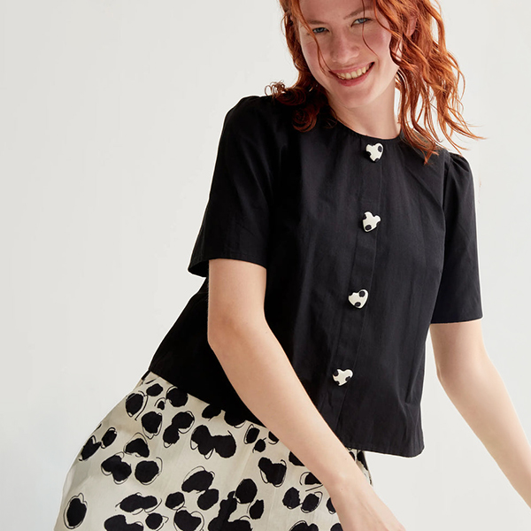 Camisa-negra-botones-Corazones