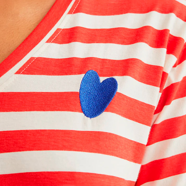 Camiseta-rayas-rojas-bordado-corazón