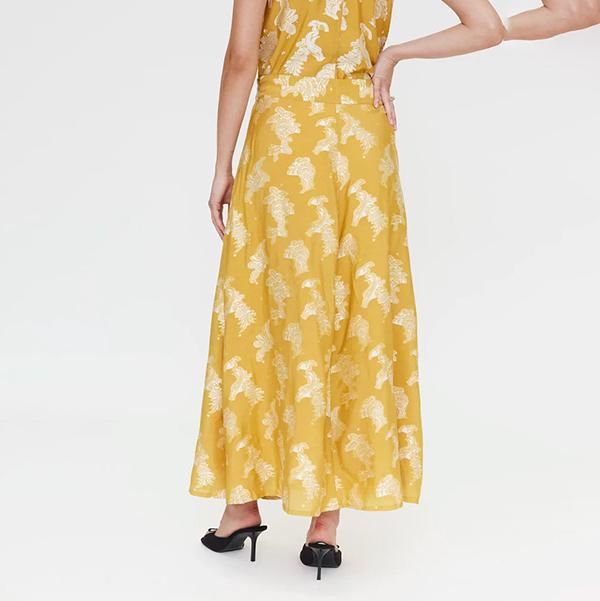 Falda-larga-estampado-amarillo