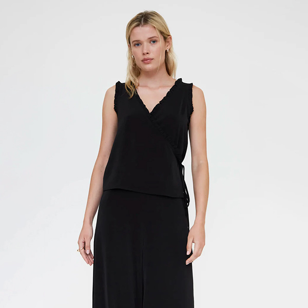 Top-negro-escote-pico