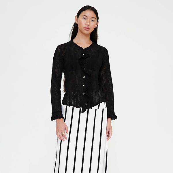 Cardigan-punto-negro-volante