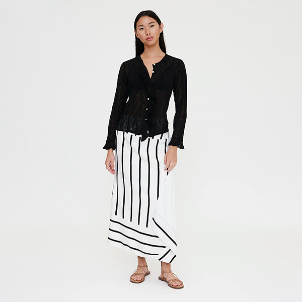 Cardigan-punto-negro-volante