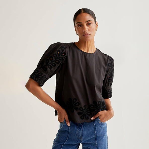 Top-negro-bordado-flores