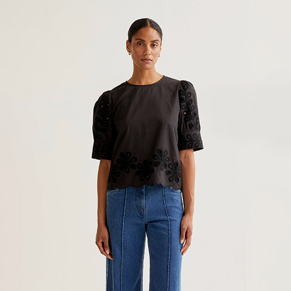 Top-negro-bordado-flores