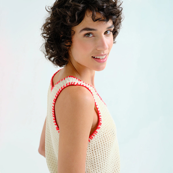 Top Calado Blanco Detalles Rojos