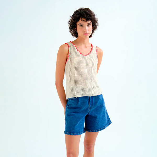 Top Calado Blanco Detalles Rojos