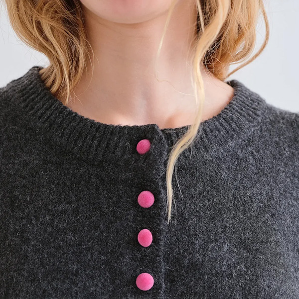 Cárdigan Gris Botones Rosa
